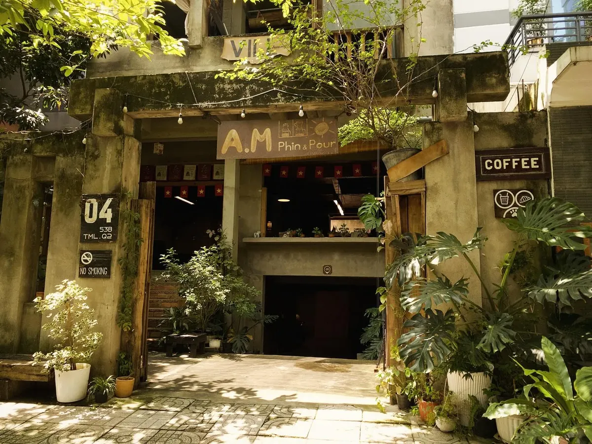 AM Phinpour mặt tiền